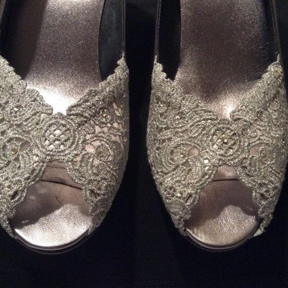 STUART WEITZMAN 2 1/2" 'Chantelle'heels: Silver Leather, lace, Crystals.Size 6.5 - Picture 3 of 10
